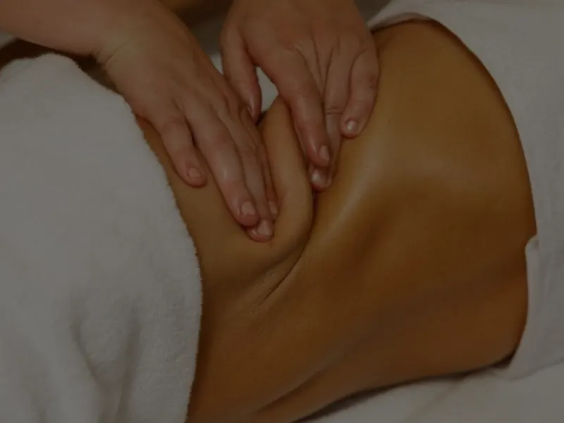 Massagem na região lombar e na cintura, com a cliente deitada de bruços