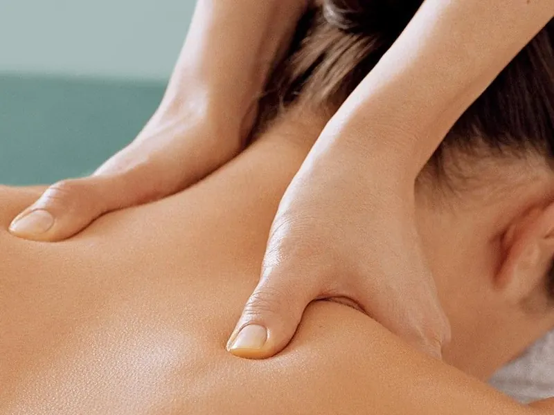 Massagem no pescoço e no trapézio, com pressão do polegar perto da nuca